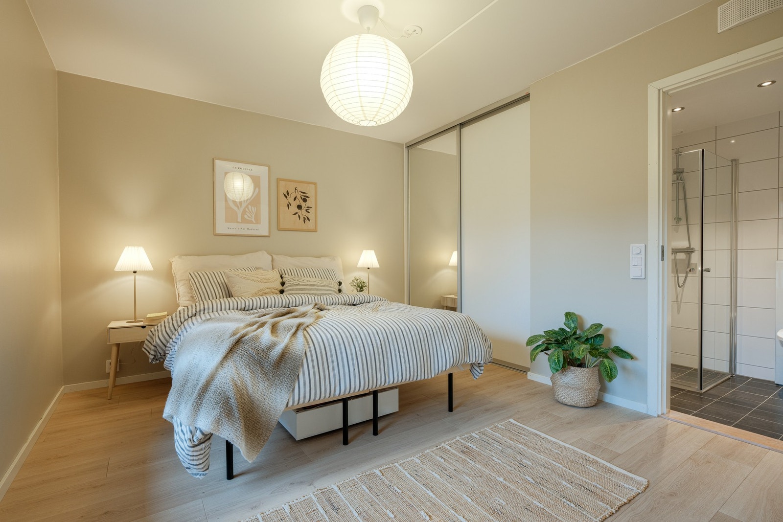 Romslig skyvedørsgarderobe gir godt med oppbevaring. Galleribilde