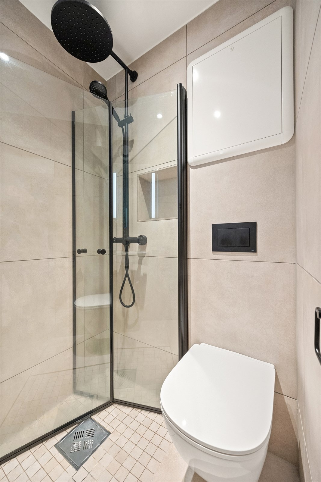 En praktisk dusj som kan brettes inn når den ikke er i bruk. Galleribilde