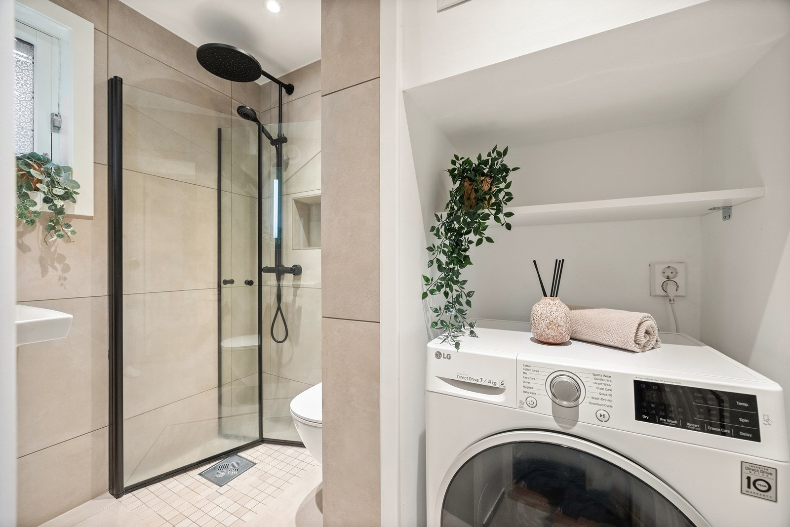 Et fint og moderne bad fra 2023 med fliser og varmekabler i gulvet. Galleribilde