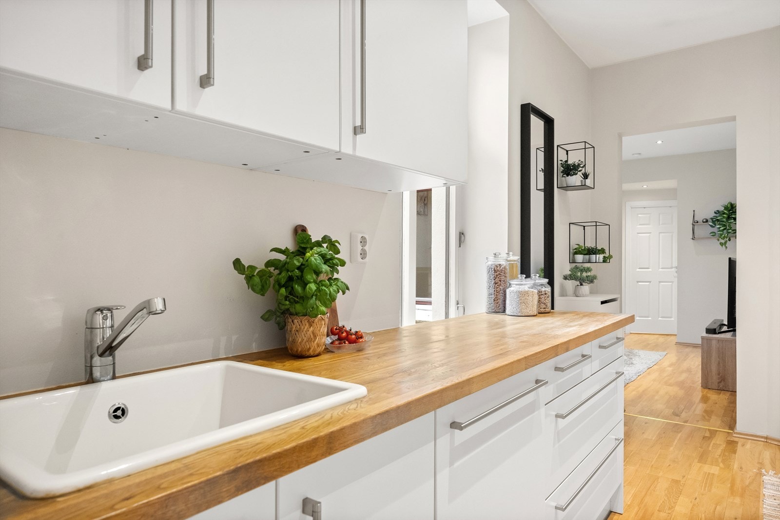 Leilighetens kjøkken er innredet med slette fronter og heltre benkeplate. Galleribilde