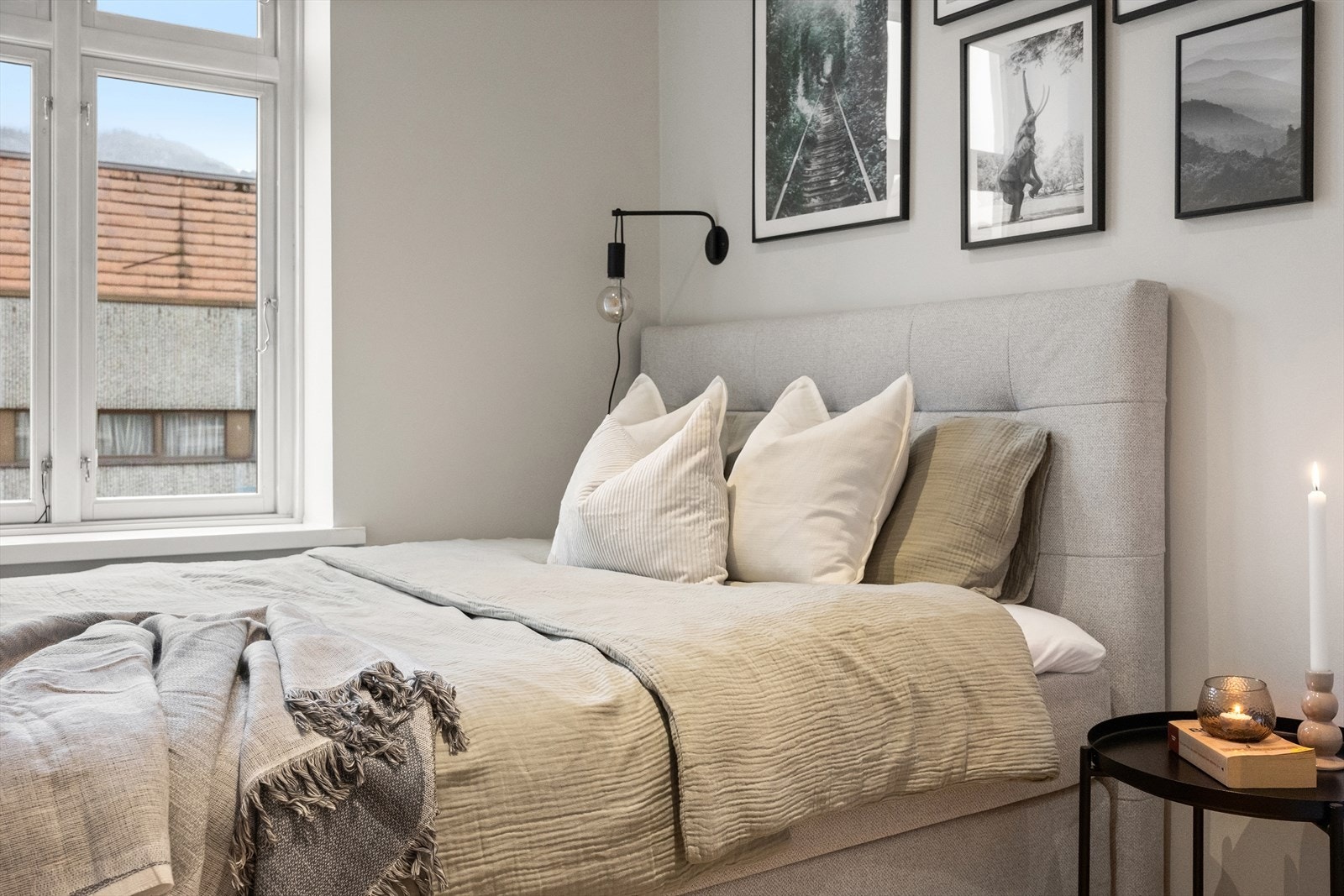 Leiligheten har to gode soverom med god plass til både dobbeltseng, garderobeskap og annen ønskelig møblering. Galleribilde