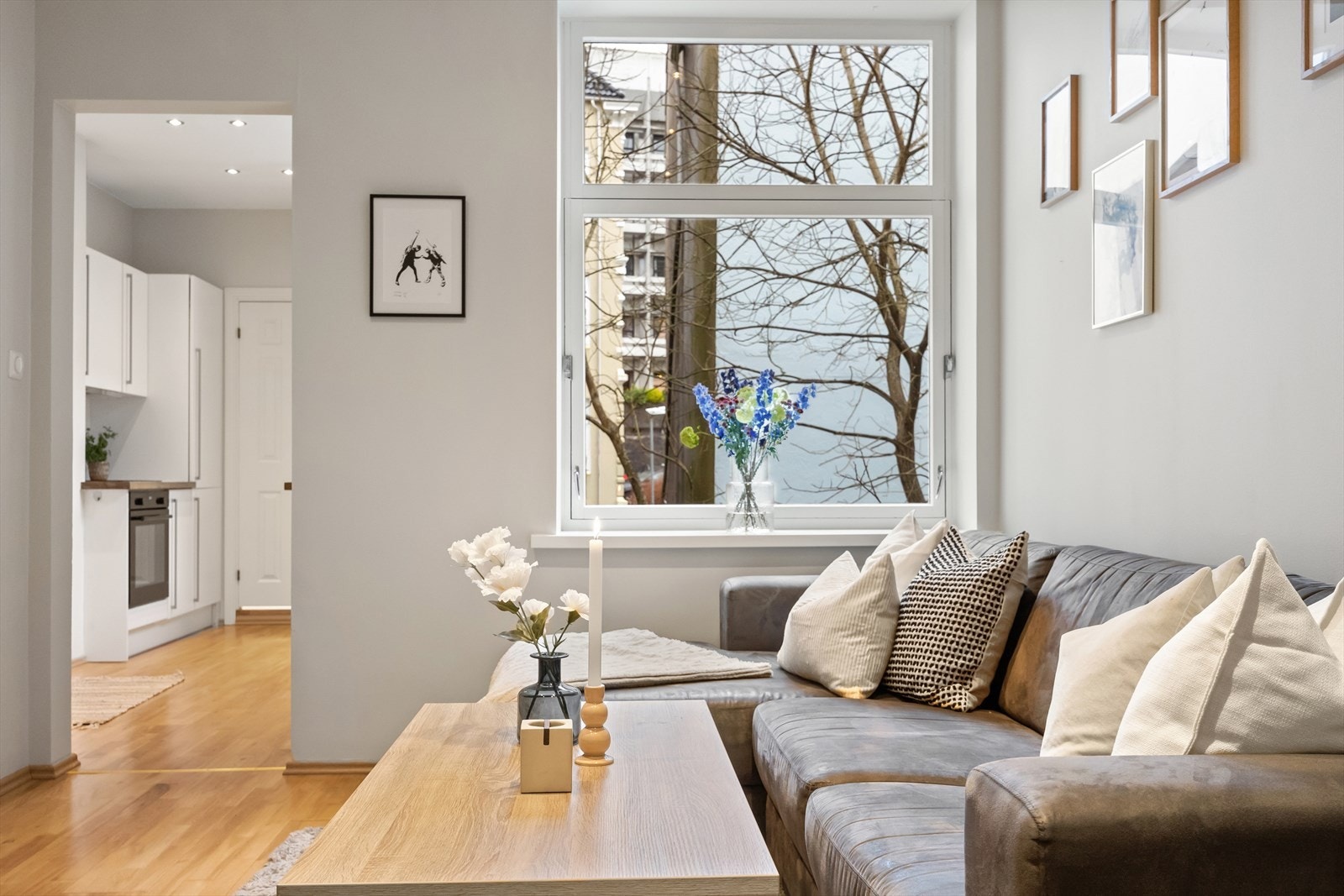 Leilighetens stue er lys, innbydende og har en god takhøyde som gjør at rommet føles luftig. Galleribilde