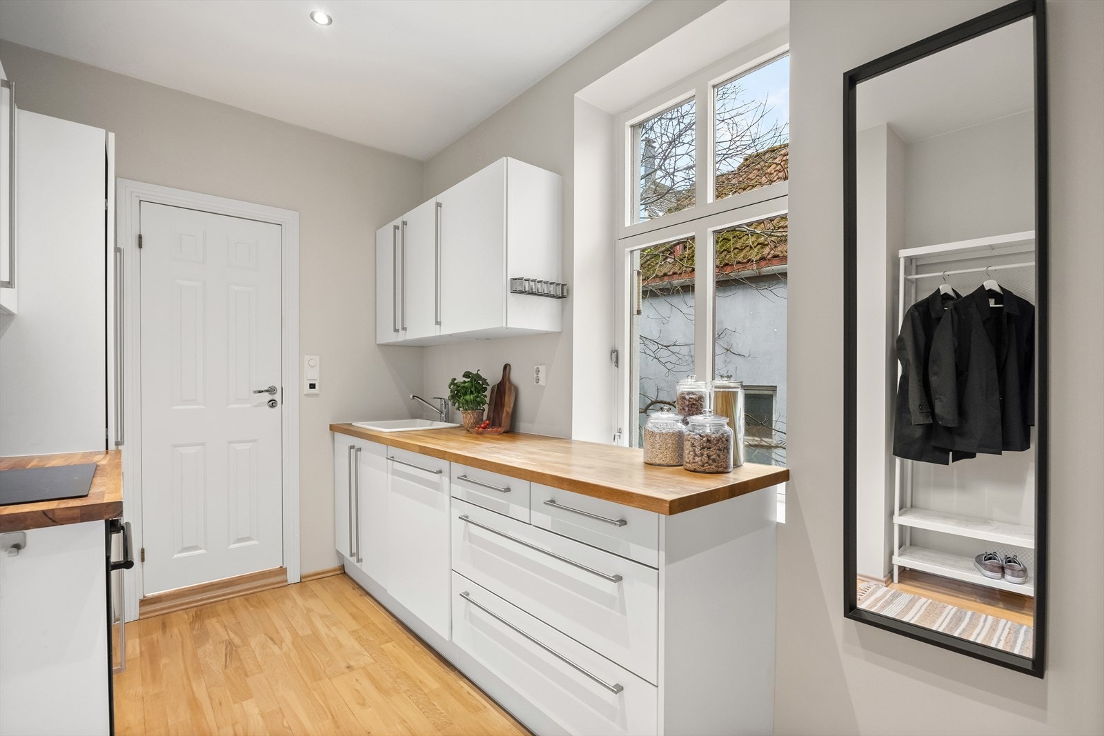 Her får man rikelig med skap- og benkeplass. Galleribilde