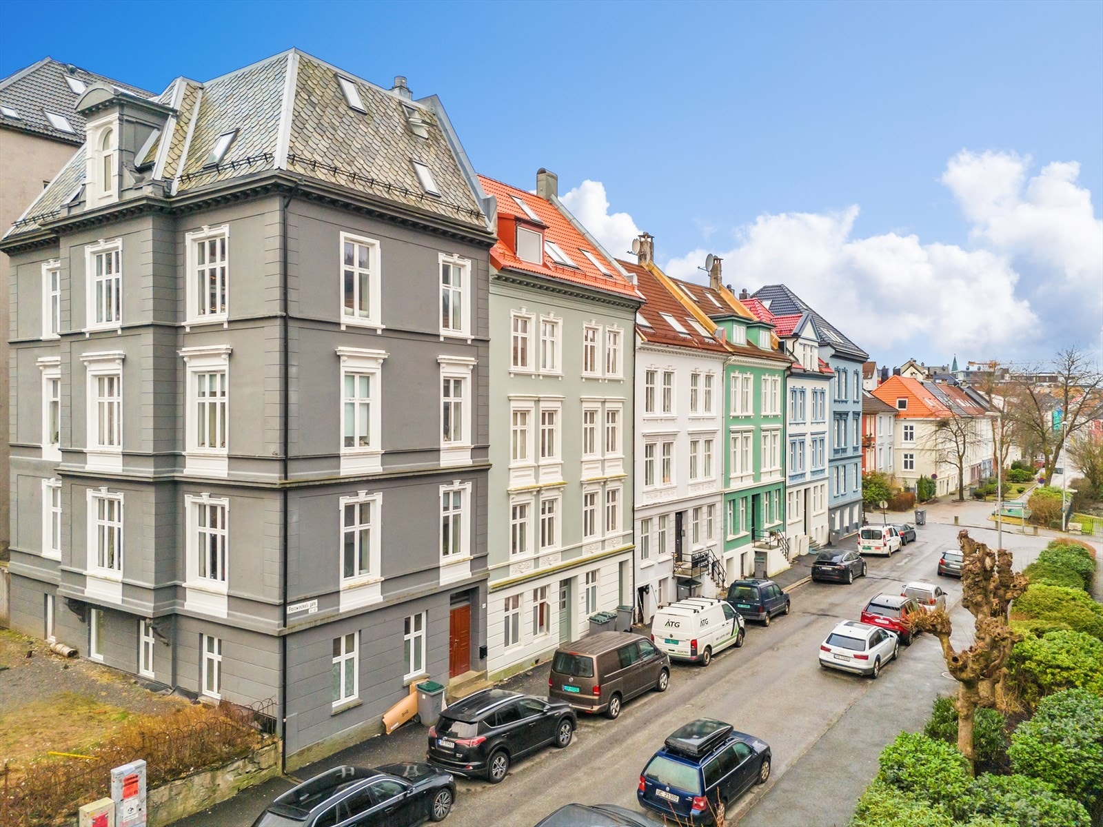 Parkering er rett ut i offentlig gate med soneparkering. Galleribilde