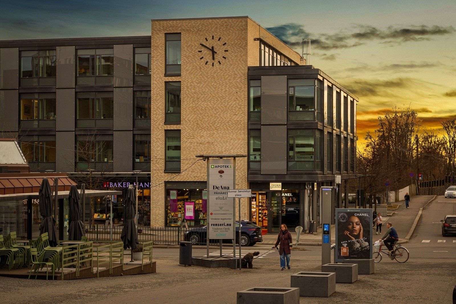 Vinderen sentrum ligger i umiddelbar nærhet og tilbyr det du trenger i hverdagen, inkludert dagligvarebutikker. Galleribilde