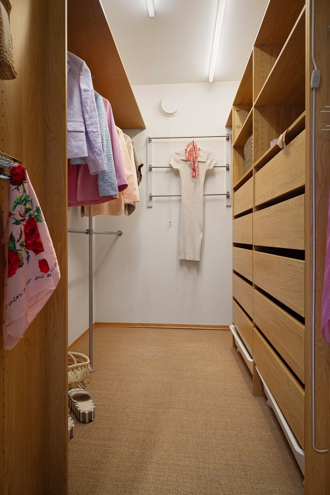 Garderobe byr på gode oppbevaringsmuligheter for klær og personlige eiendeler. Galleribilde