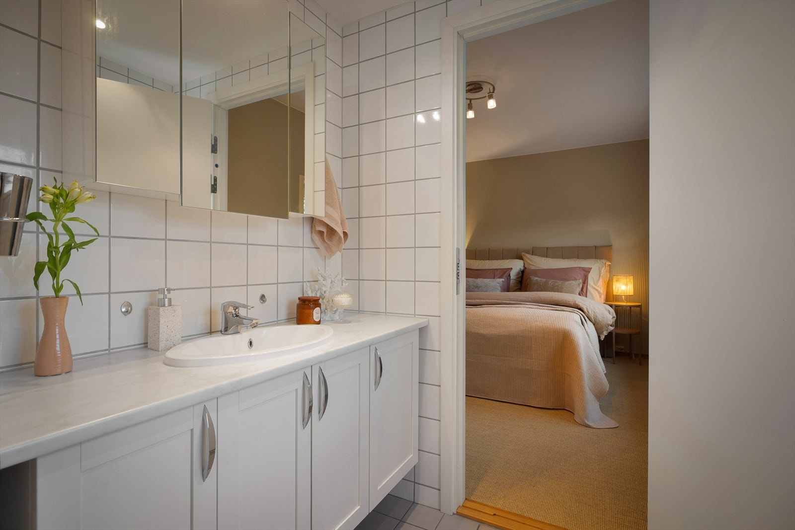 Badet er fra byggeår og med elektriske varmekabler i gulv og downlights i himlingen. Galleribilde