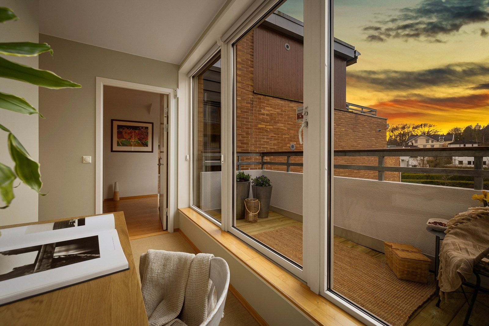 Kontoret har utgang til balkongen og fungerer som en lys og trivelig arbeidsplass. Galleribilde