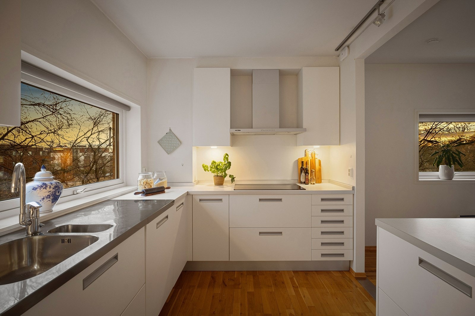 Innredningen er fra Varenna Poliform (Expo Nova 2005) med hvite, glatte fronter og laminerte benkeplater. Galleribilde