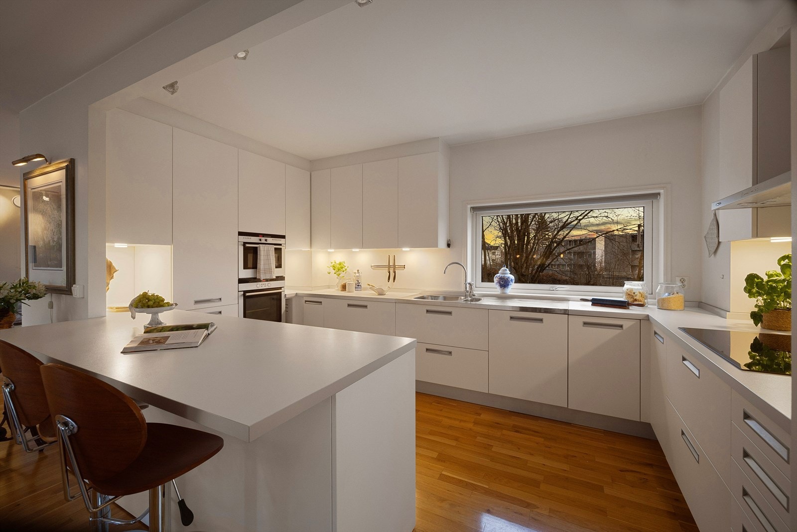 Kjøkkenet er utstyrt med integrerte hvitevarer fra Siemens, inkludert en ny induksjonstopp fra 2025. Galleribilde