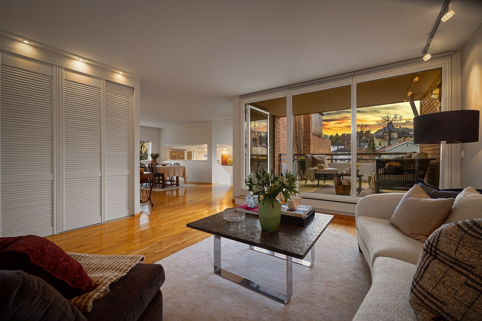 Dette er en lekker og gjennomgående 4-roms eierleilighet, beliggende i 2. etasje med enkel adkomst via heis. Galleribilde