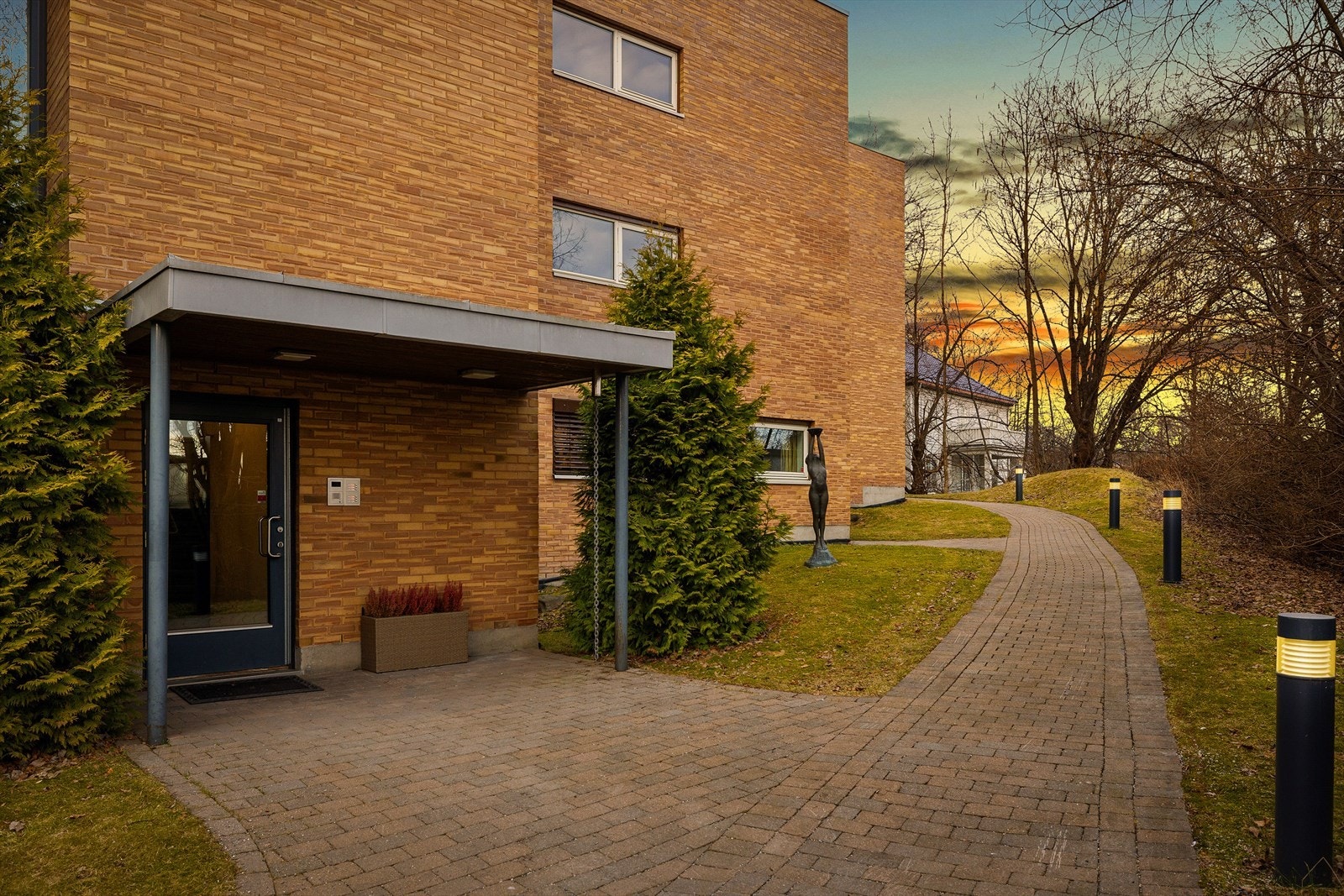 Boligen ligger i et ettertraktet, sentralt og samtidig rolig boligområde på Vinderen, et av Oslos mest populære villastrøk. Galleribilde