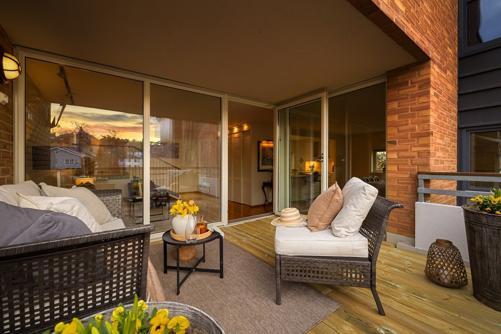 Fra stuen er det utgang til en vestvendt terrasse på ca. 11 m². Terrassen er delvis overbygget, og gir en lun uteplass med god plass til utemøbler, grill og planter. Galleribilde