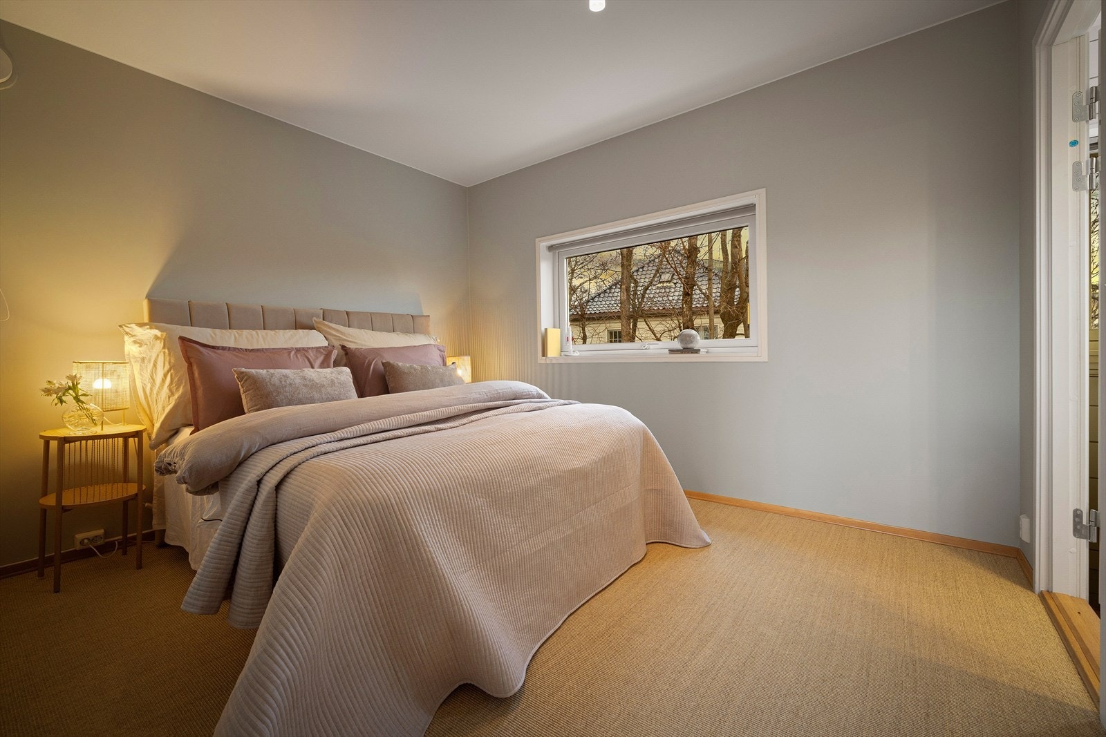 Hovedsoverommet er romslig med god plass til dobbeltseng og nattbord på begge sider. Galleribilde