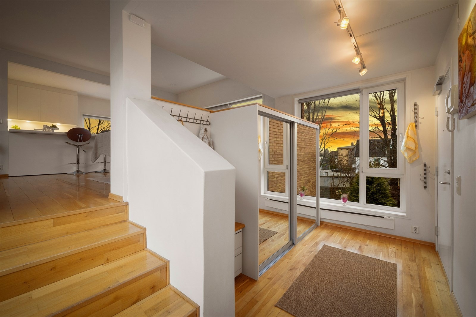 Fra entréen leder en trapp opp til stueplanet. Trappetrinnene er kledd i eikeparkett, som i seg selv fungerer som et stilrent element. Galleribilde