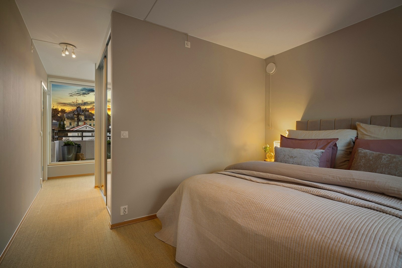 Hovedsoverommet er tilknyttet både walk-in garderobe og privat bad. Galleribilde