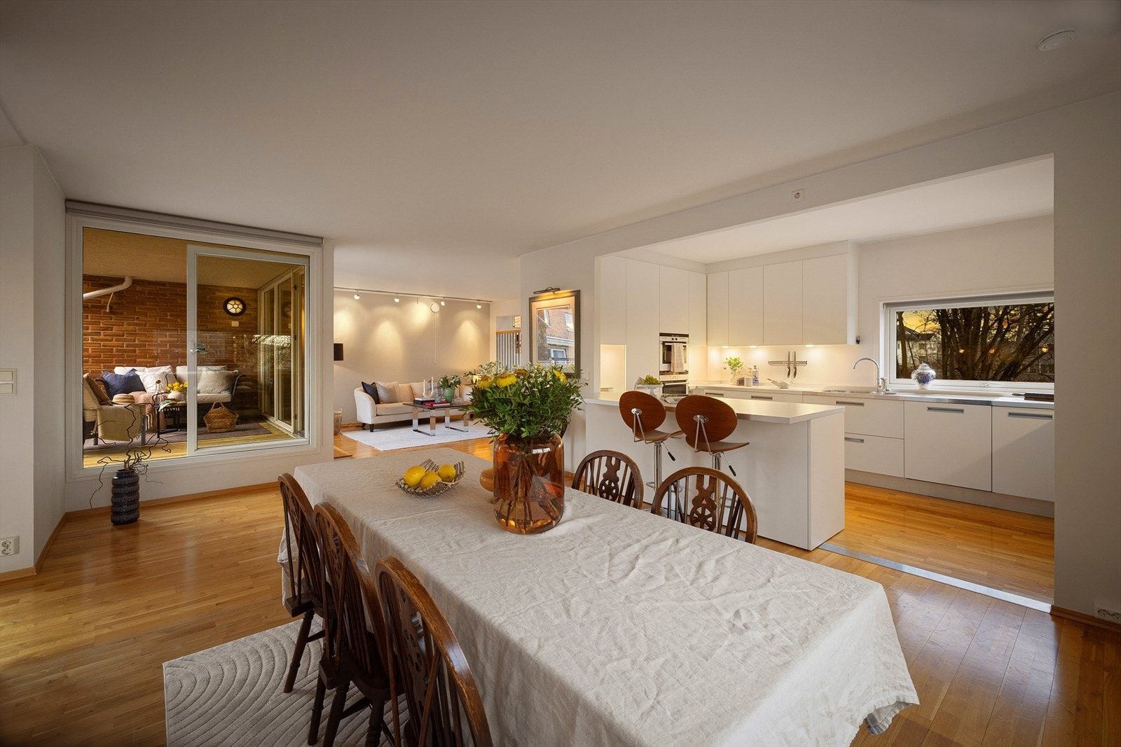 Gulvet er belagt med parkett, og veggene er malt i en nøytral fargepalett som gir et tidløst uttrykk. Galleribilde