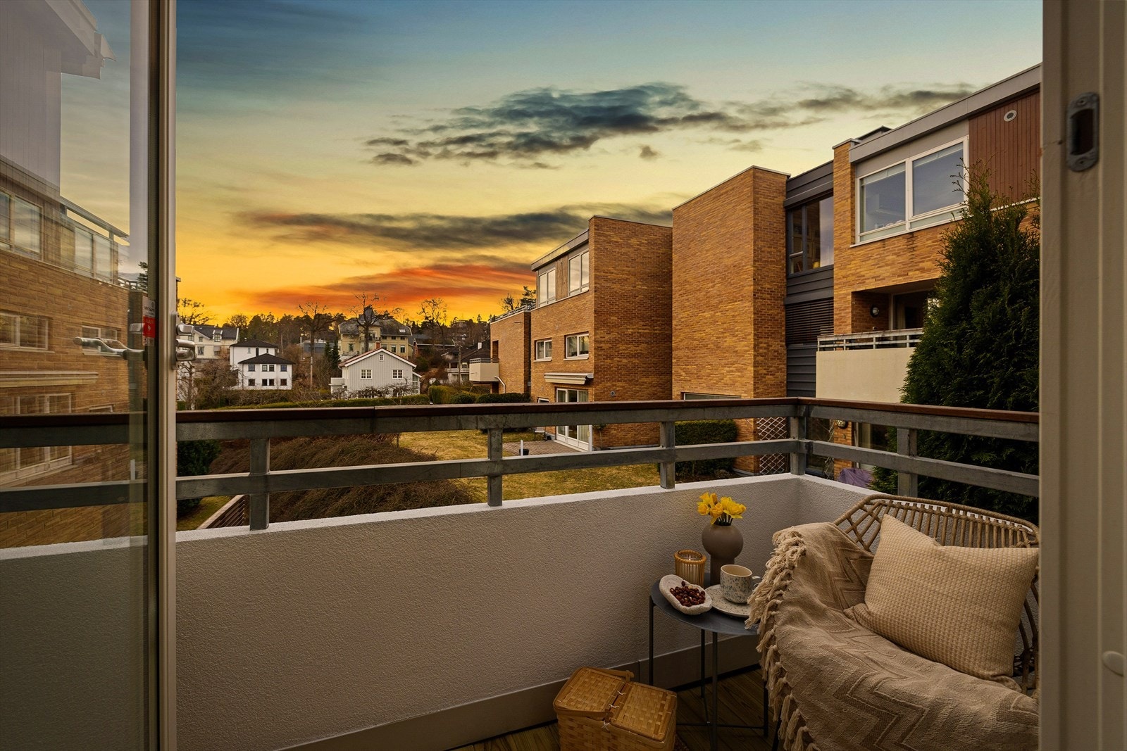 Vestvendt balkong på ca. 4 m², med plass til utemøbler. Her kan du også nyte en pen utsikt. Galleribilde