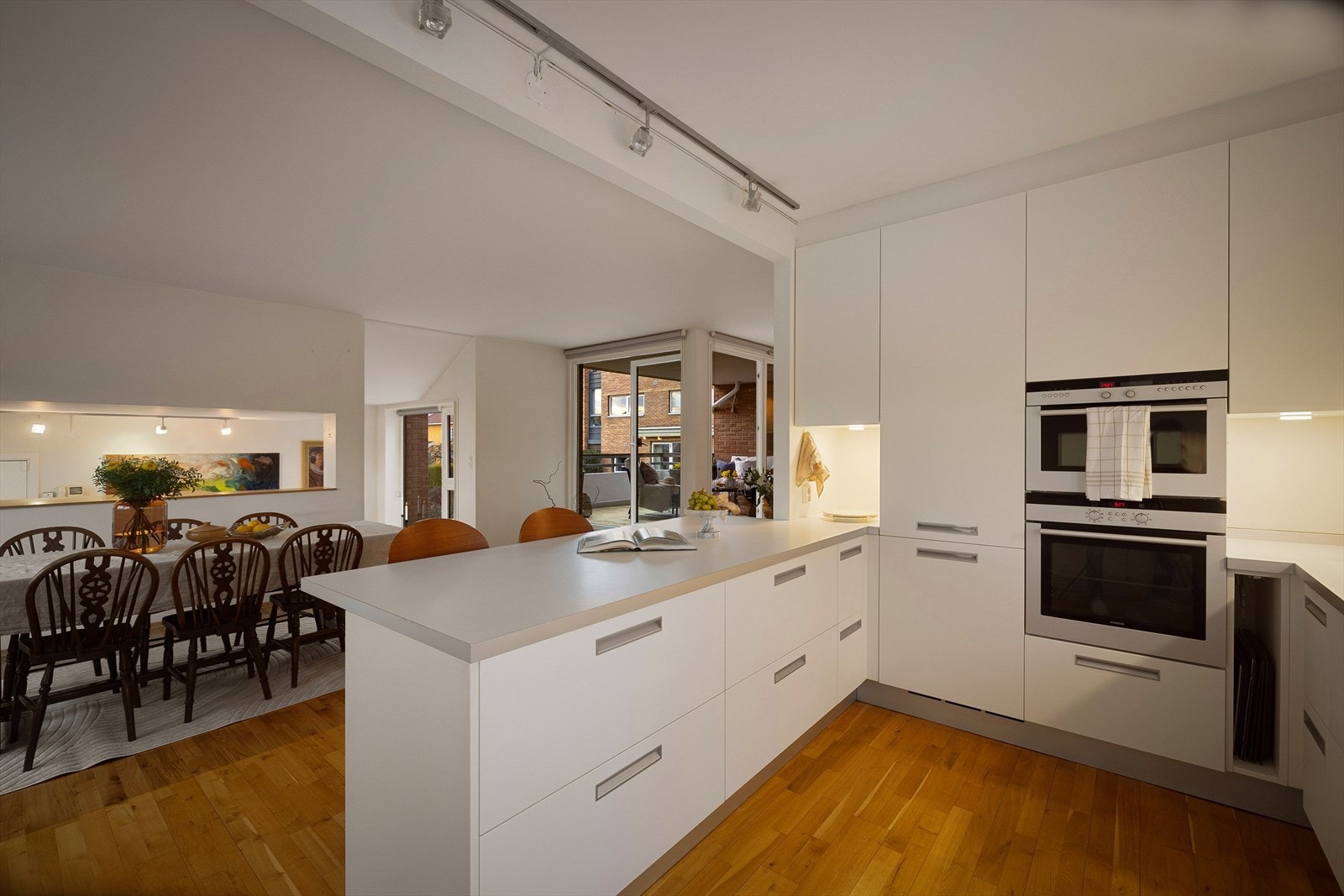 Det er montert benkebelysning under overskap, samt lysskinne i himlingen. Galleribilde