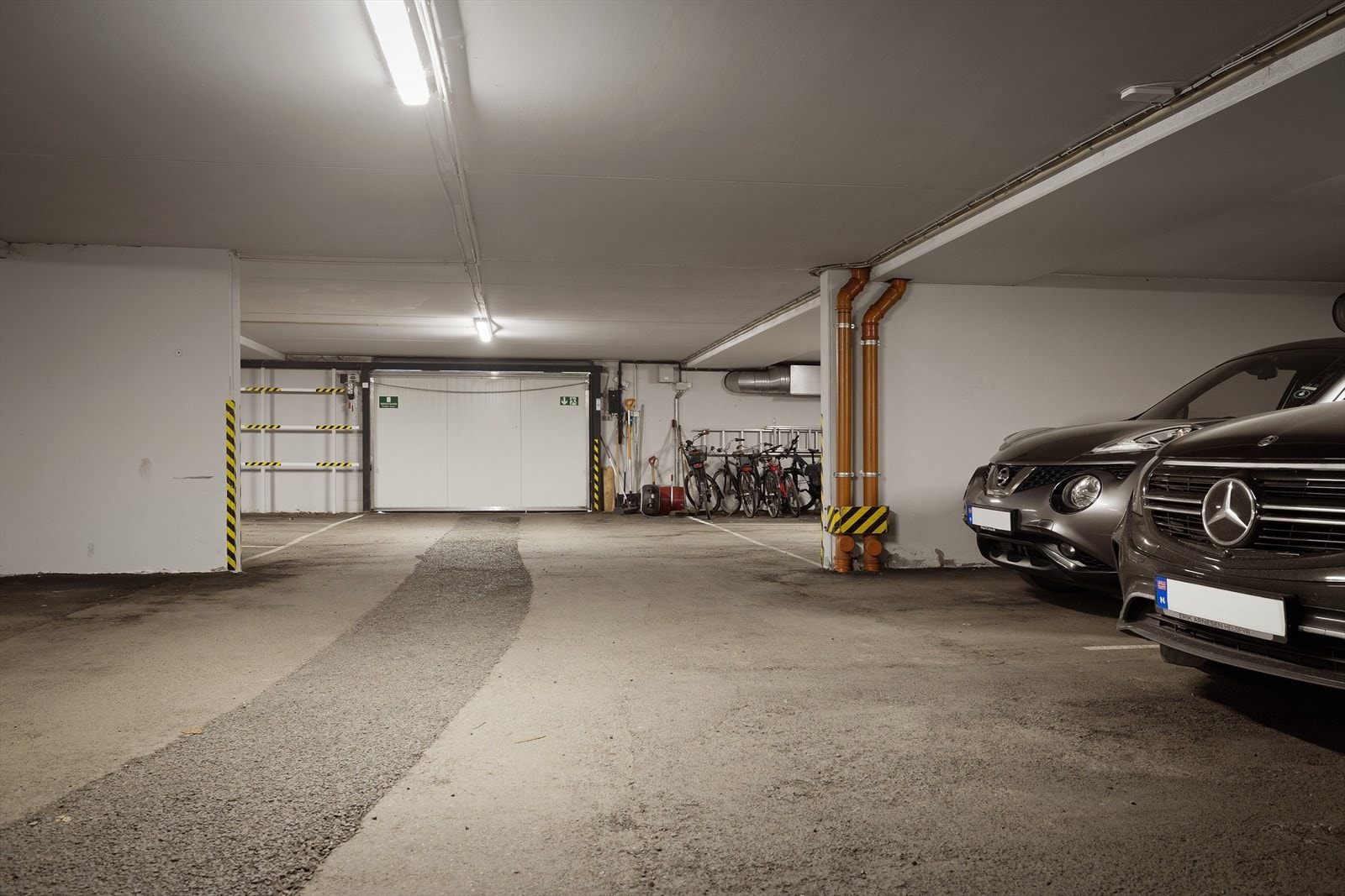 Med boligen følger bruksrett til to garasjeplasser i felles anlegg. Elbillader. To boder. Galleribilde