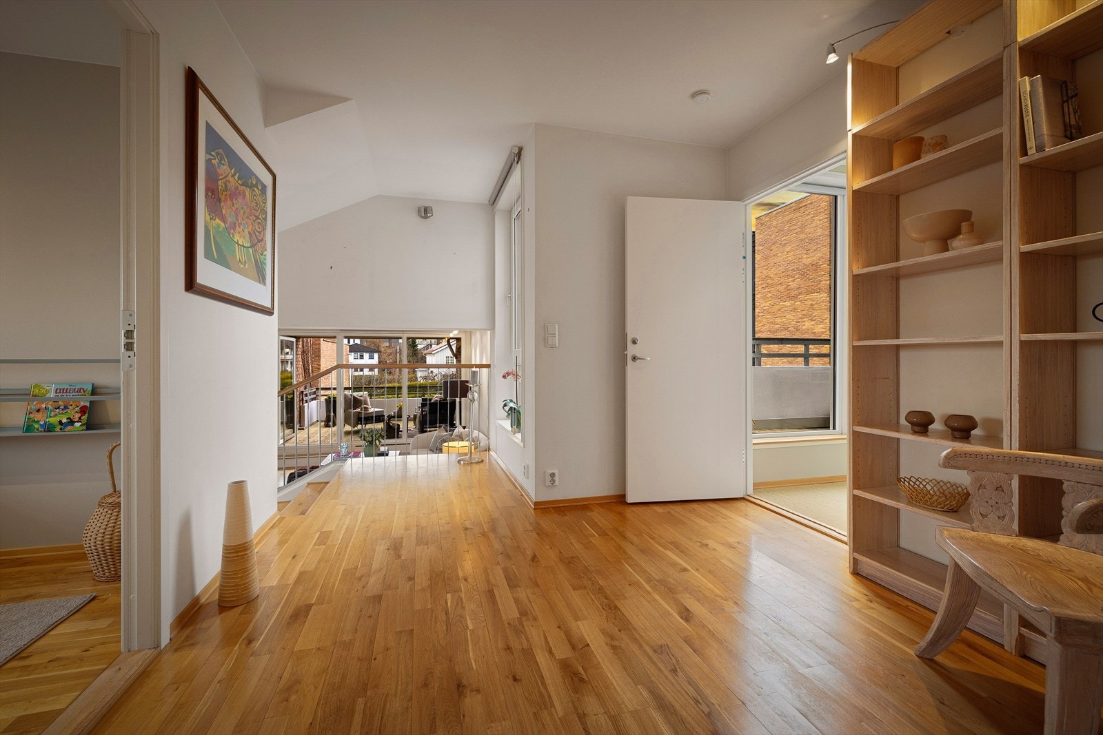 Mellomgangen er innredet som et bibliotek med hyller og binder soveromfløyen sammen på en god måte. Galleribilde