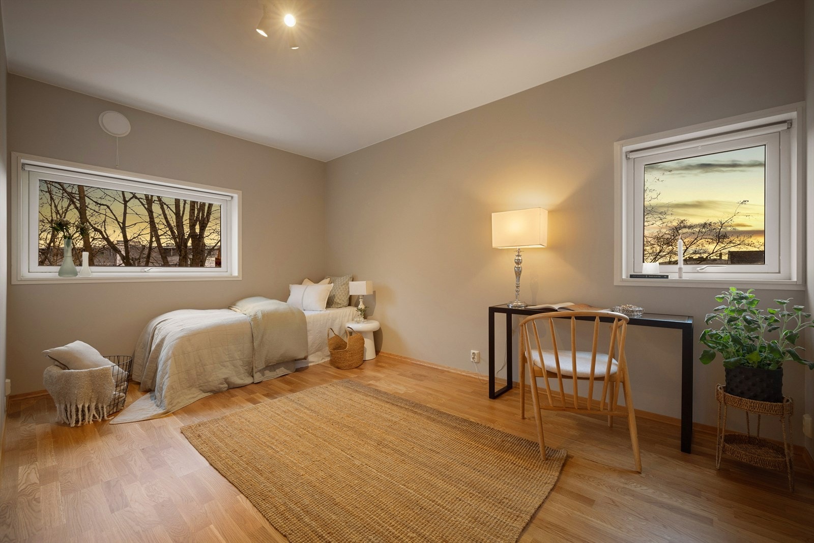 Soverom II og III: Begge soverommene har gode størrelser med plass til seng, nattbord, skrivepult og garderobeløsninger. Galleribilde