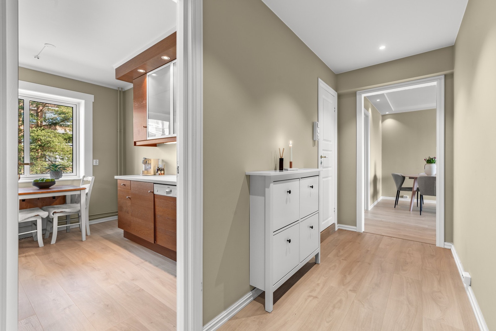 Fra entréen er det adkomst til kjøkken, bad og stue. Galleribilde