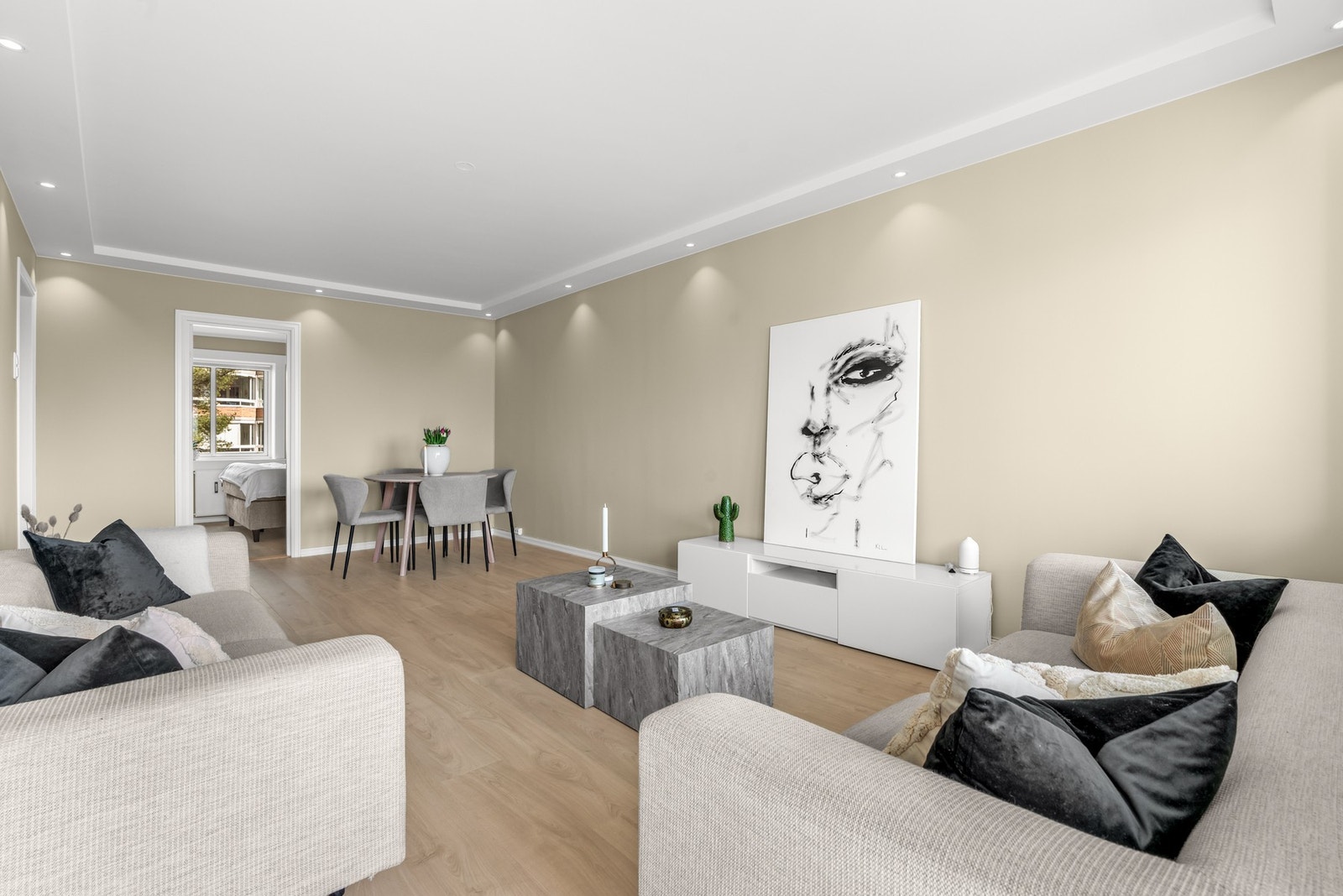 Takhøyden i stue er målt til ca. 2,50 meter. Galleribilde