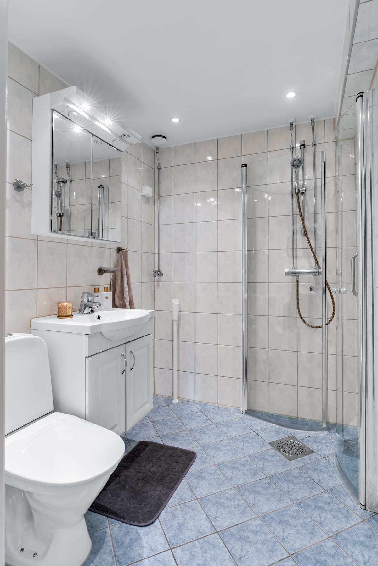 Baderom fra 2003 i tidløst og flislagt utførelse. Galleribilde