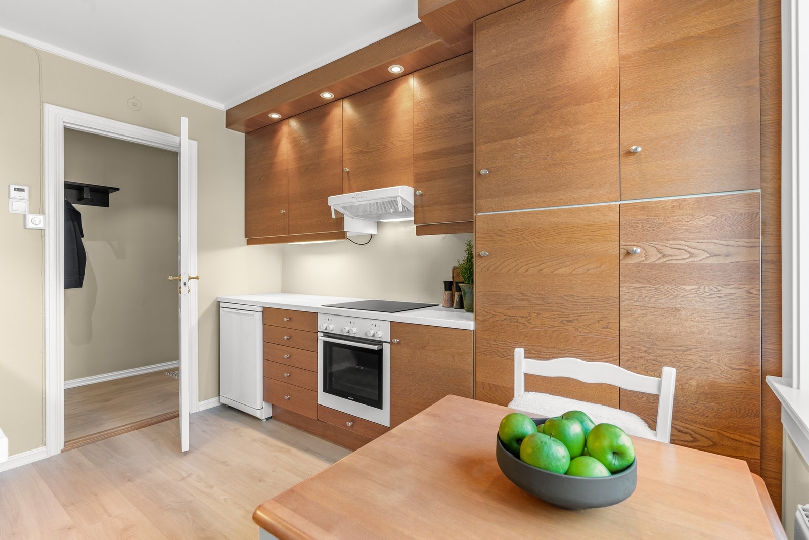 Det er tilrettelagt plass for et hyggelig frokostbord i tilknytning til kjøkkenvinduet. Galleribilde