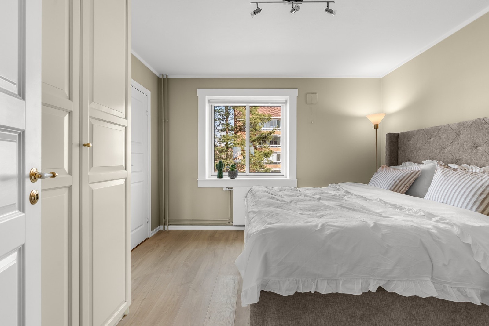 Fra stuen er adkomst til et romslig soverom med Galleribilde