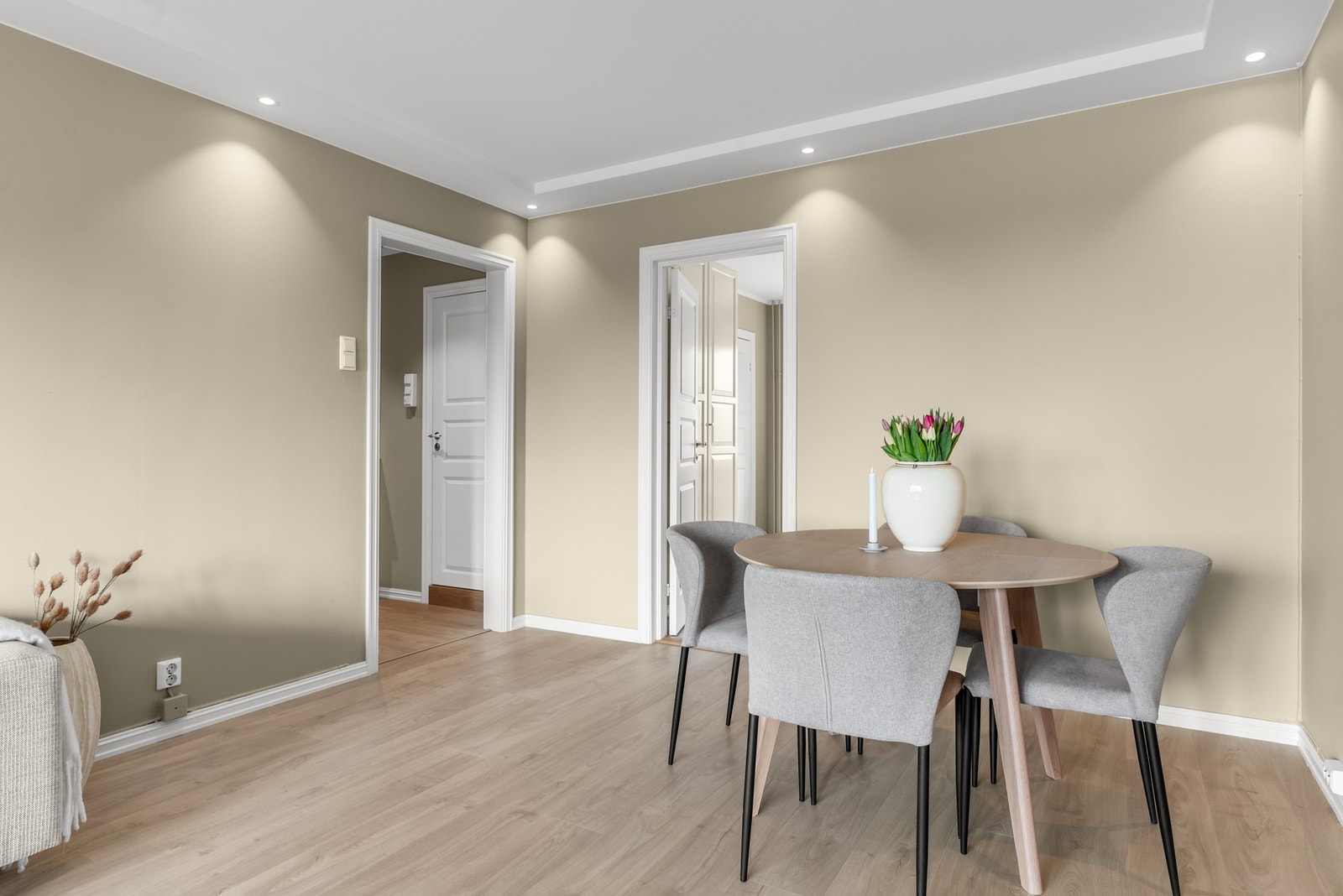 Spisebordet finner sin naturlige plass i hjørnet, med plass til større spisebord om ønskelig. Galleribilde