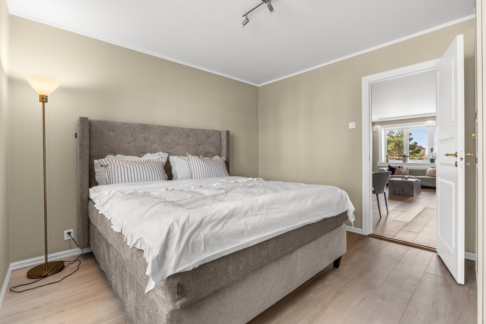 Det er fint plass til stor dobbeltseng med tilhørende nattbord på begge sider. Galleribilde