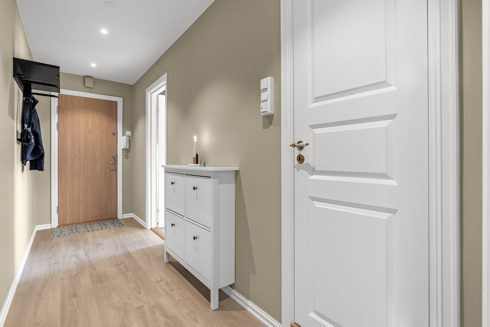 Du ønskes velkommen inn i en velholdt entré som gir et godt førsteinntrykk av boligen. Galleribilde