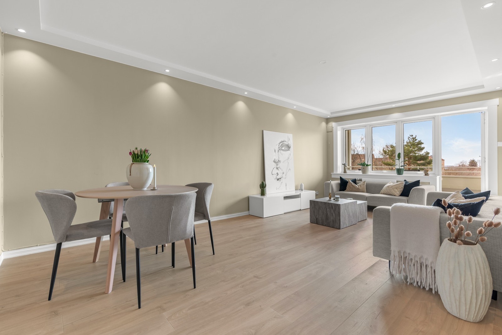 Dette er en lys og tiltalende 2(3)-roms leilighet beliggende sentralt på Kalbakken. Galleribilde