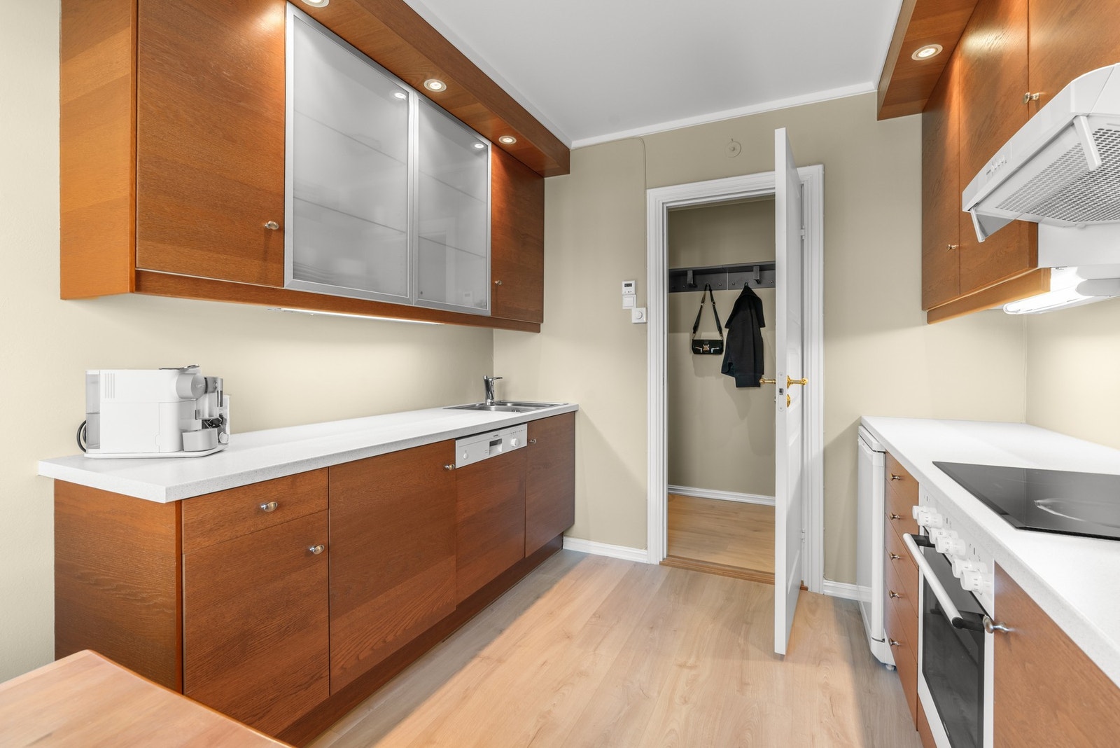 Kjøkkeninnredning byr på godt med skap- og benkeplass fra to sider. Galleribilde