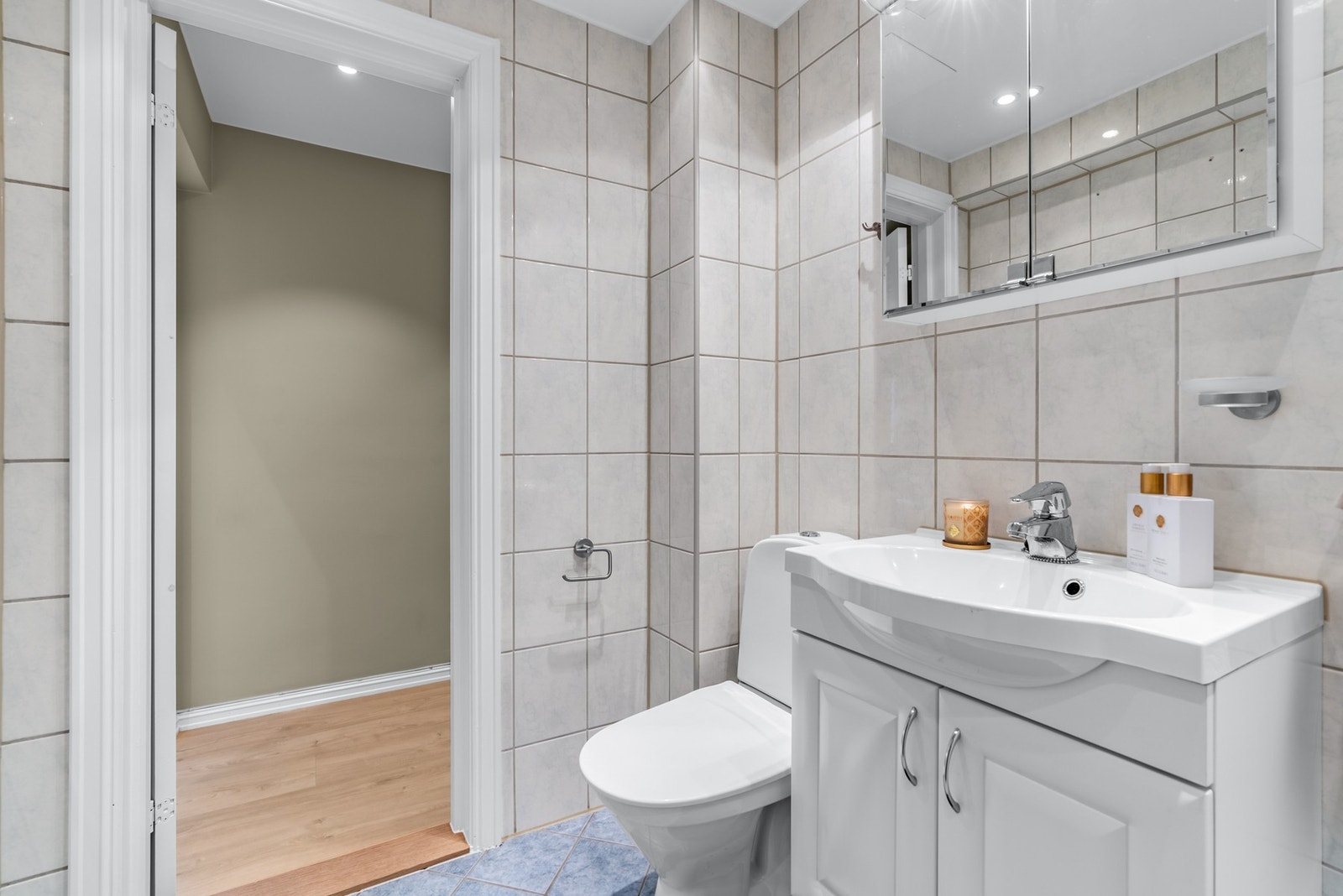 Badet har downlightsbelysning i tak, samt varmekabler i gulv. Galleribilde