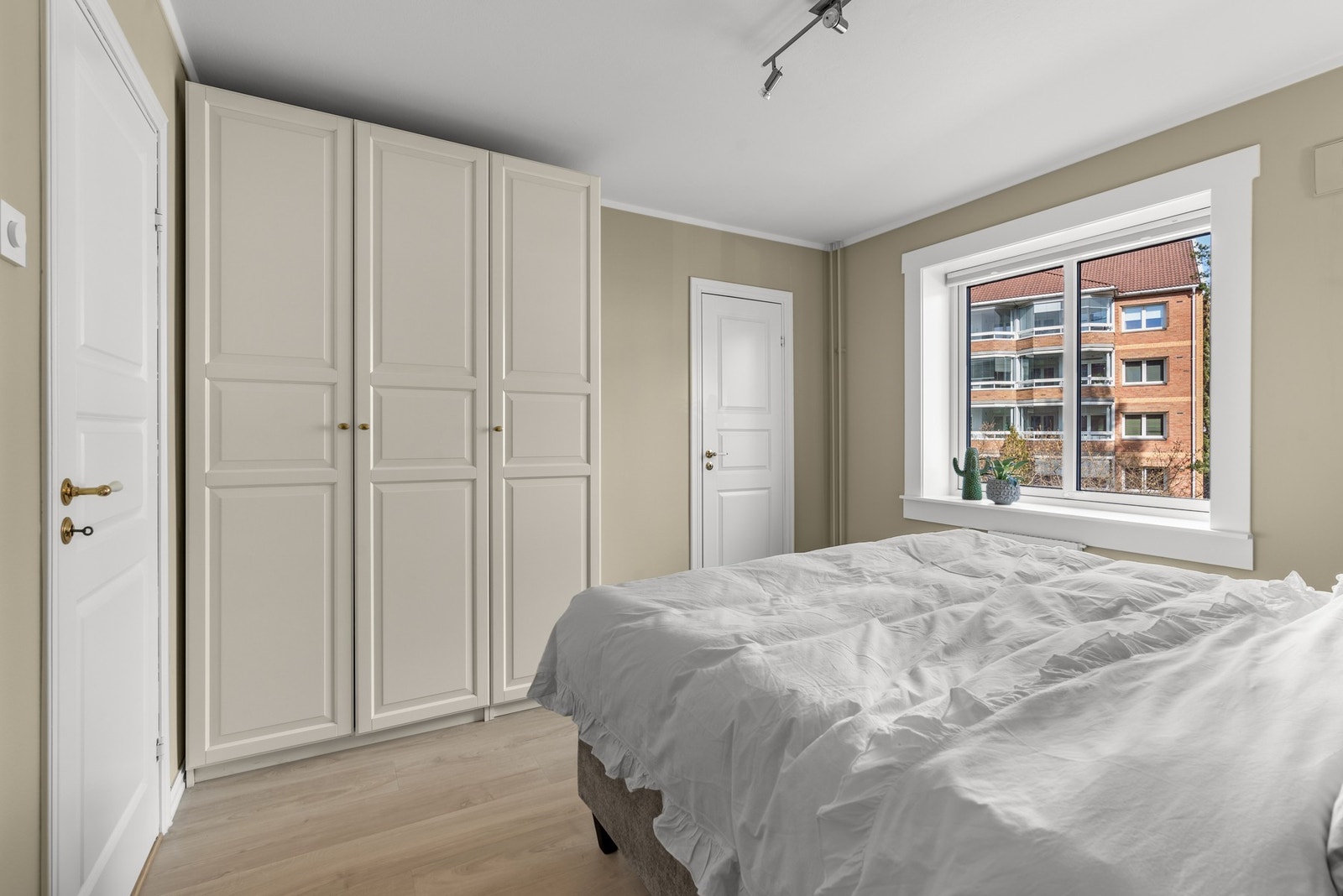 Soverommet byr på rikelig med oppbevaringsplass med stor garderobeløsning, samt et walk-in closet for ytterligere lagring. Galleribilde