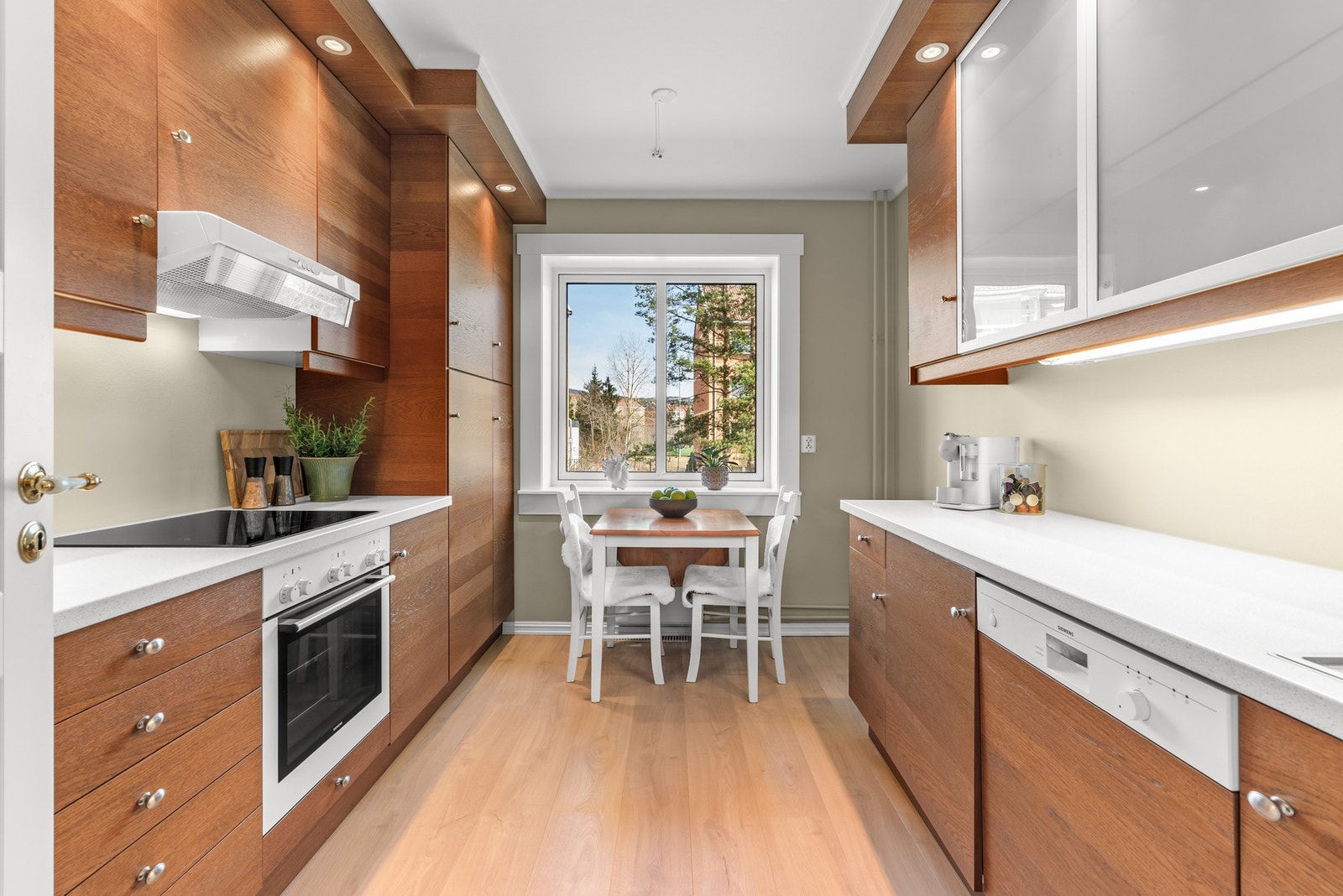 Separat kjøkken med tidløs IKEA-kjøkken oppgradert i 2010. Galleribilde