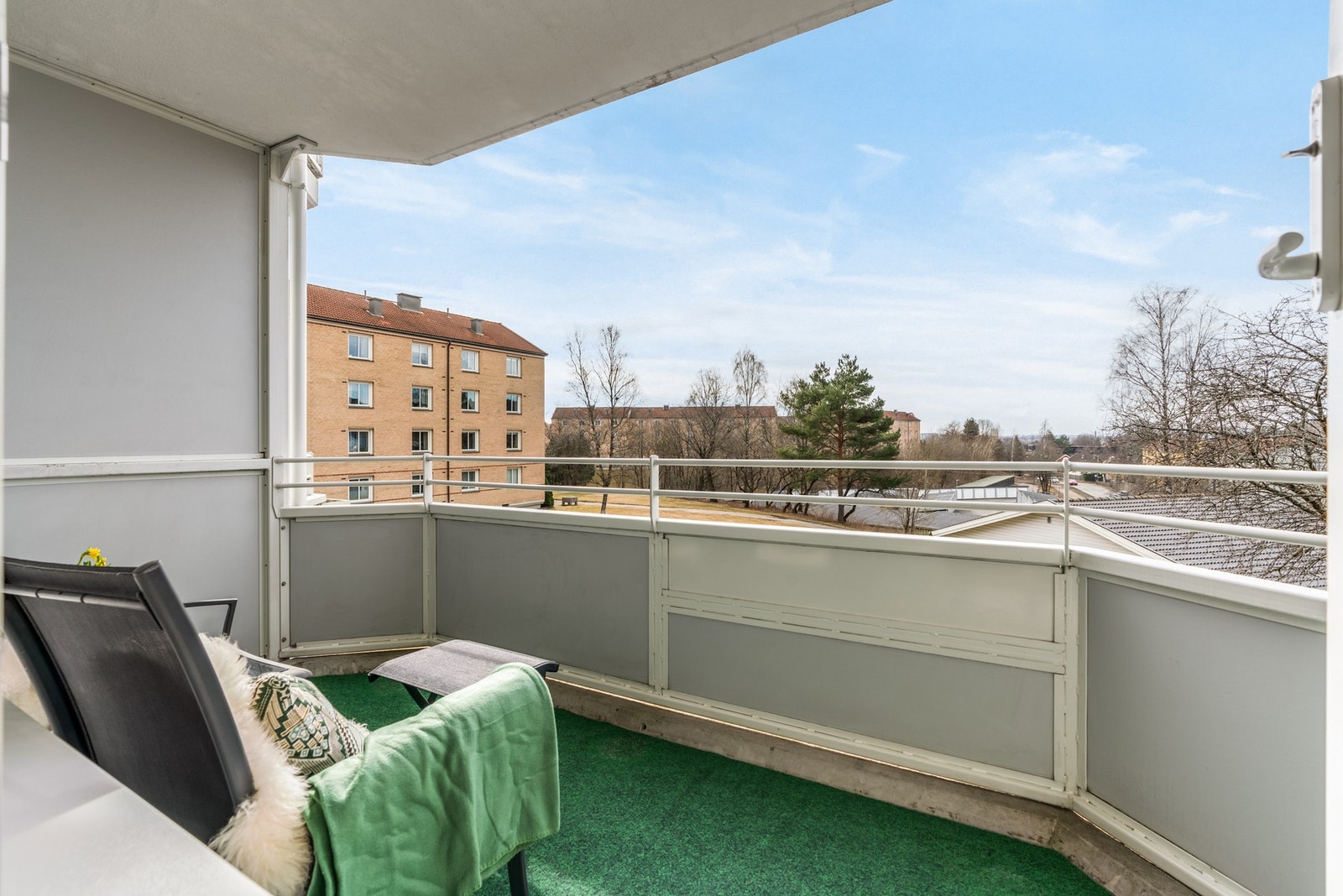 Fra stuen er det utgang til sydvestvendt balkong på ca. 7 m². Galleribilde