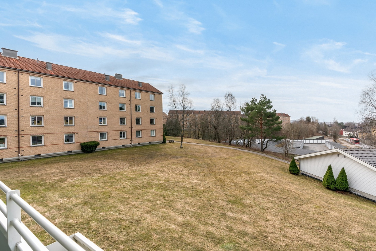 Trivelig utsyn mot borettslagets grøntområder. Galleribilde