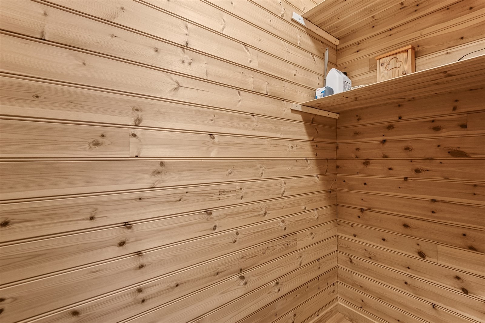 Innvendig bod med lagringsplass. Galleribilde