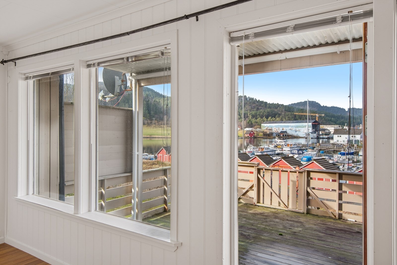 Store vinduer slipper inn godt med lys i boligen. Galleribilde