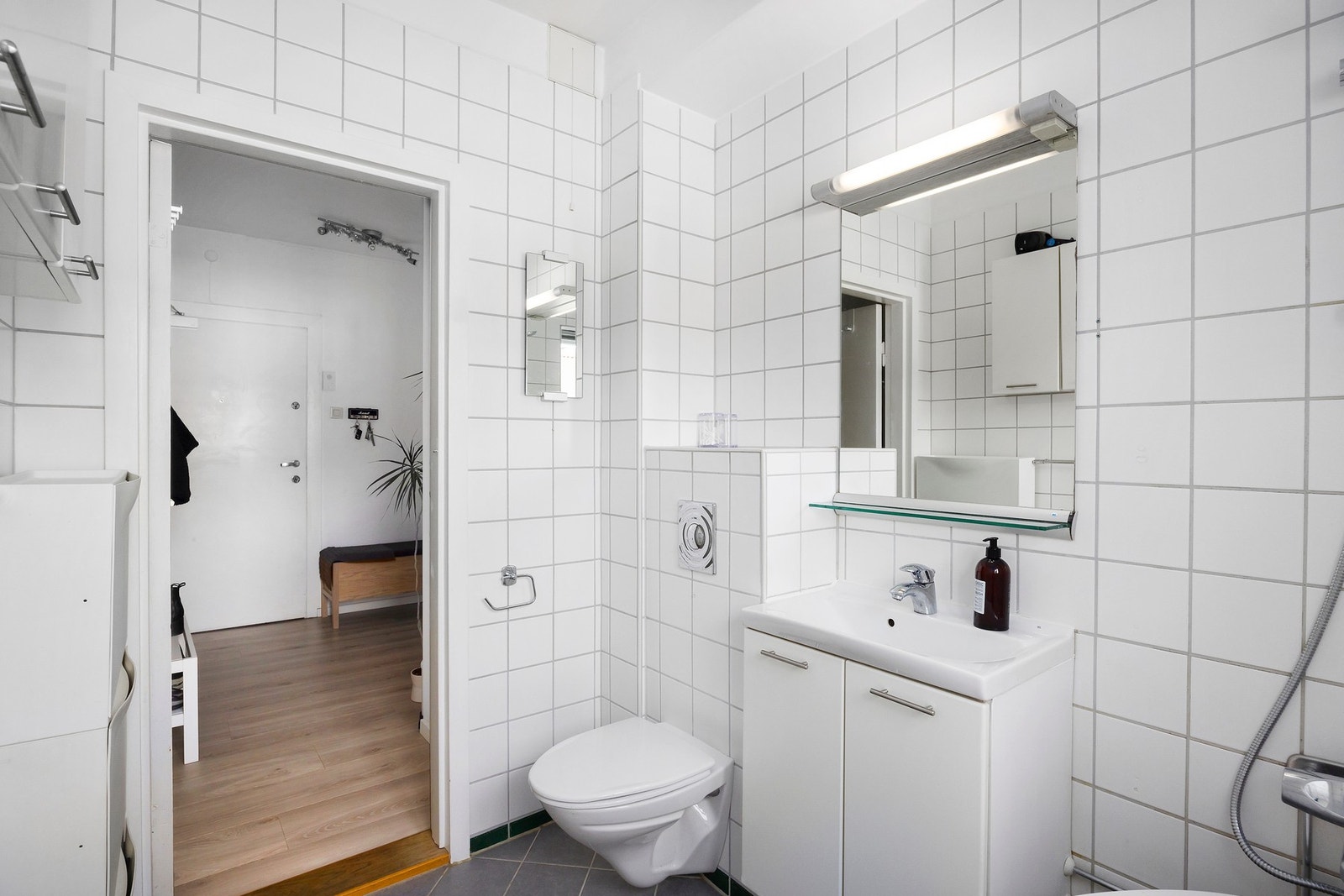 Badet har flislagte overflater med varme på gulv Galleribilde