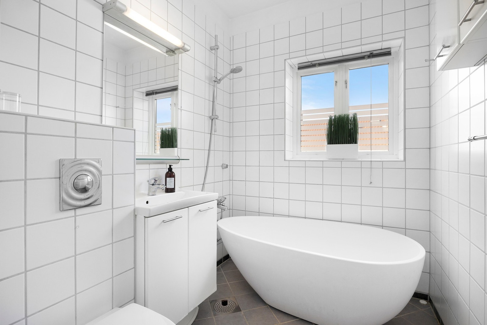 Innredningen består av et stilig badekar med to-greps armatur påkoblet hånddusj Galleribilde