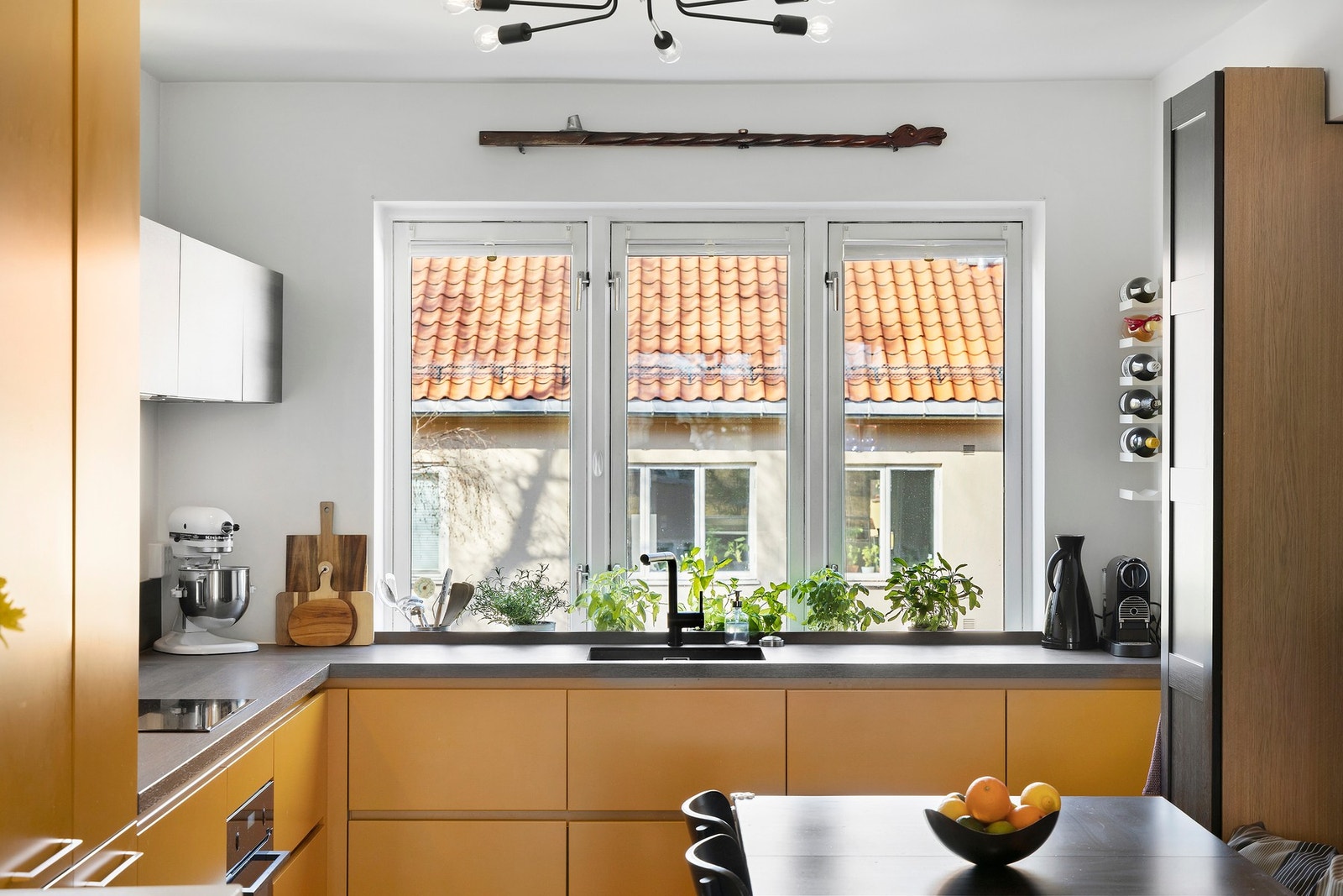 Kjøkkenet er praktisk innredet med god skap- og benkeplass Galleribilde