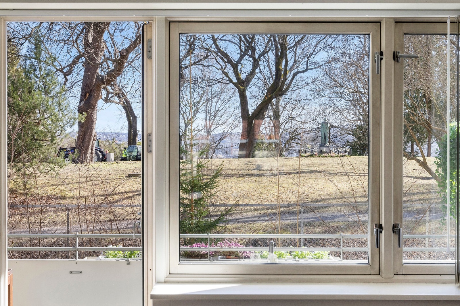 Stuen har store vindusflater, hvilket gjør boligen lys og luftig Galleribilde