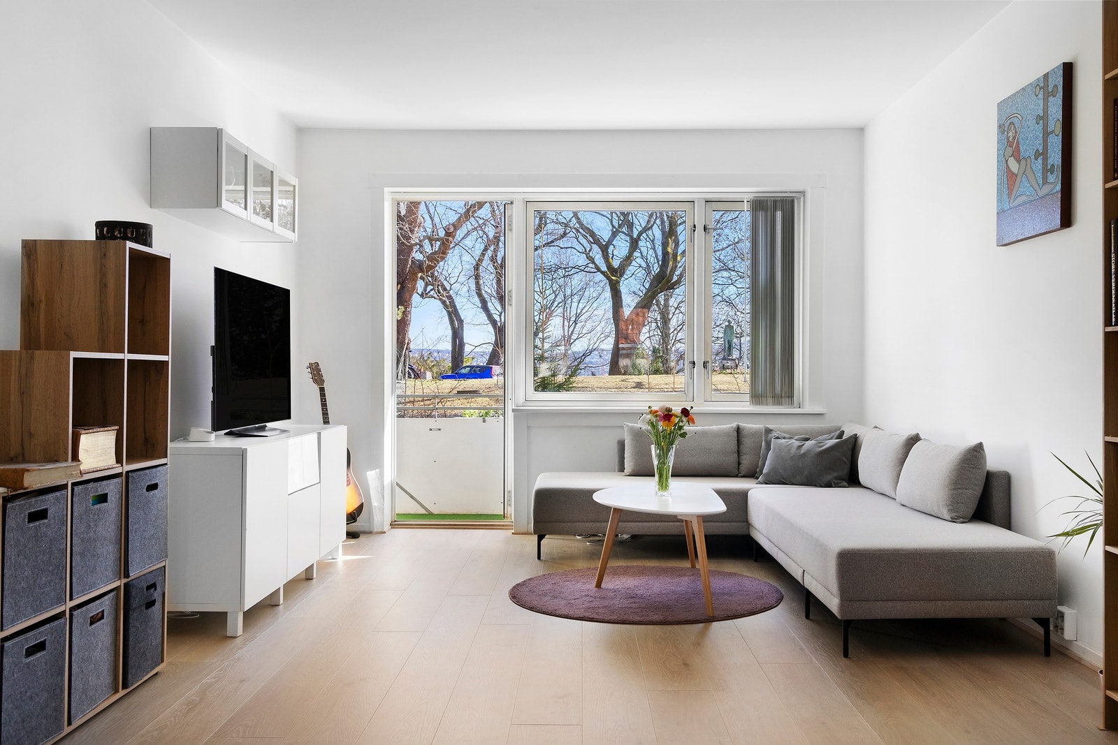 Stuen er et sosialt rom, ideelt for hyggelige samlinger og avslappende stunder Galleribilde