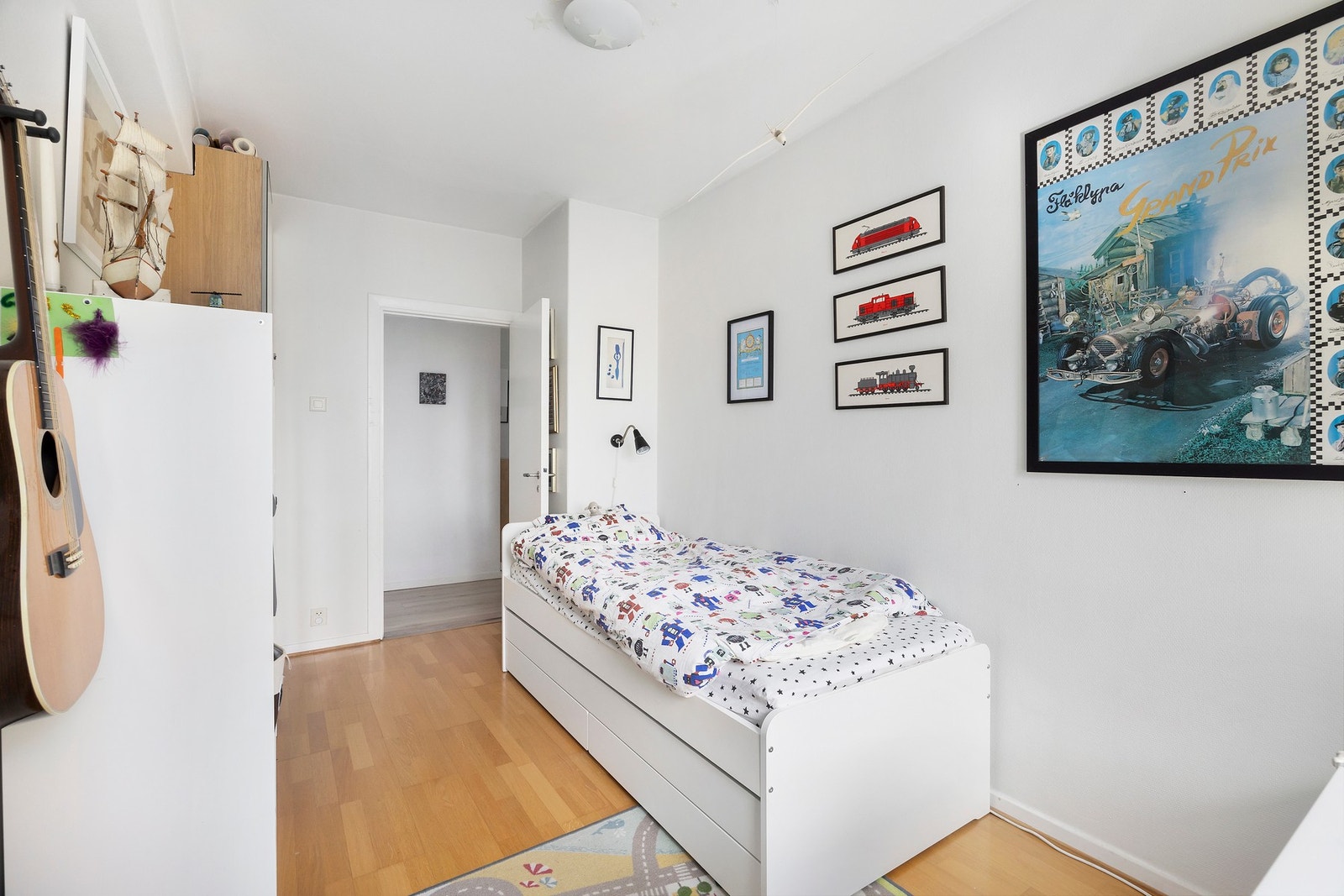 Soverom 2 er romslig og tilbyr god plass til oppbevaring i garderobeskap og har plass til praktisk kontorløsning Galleribilde