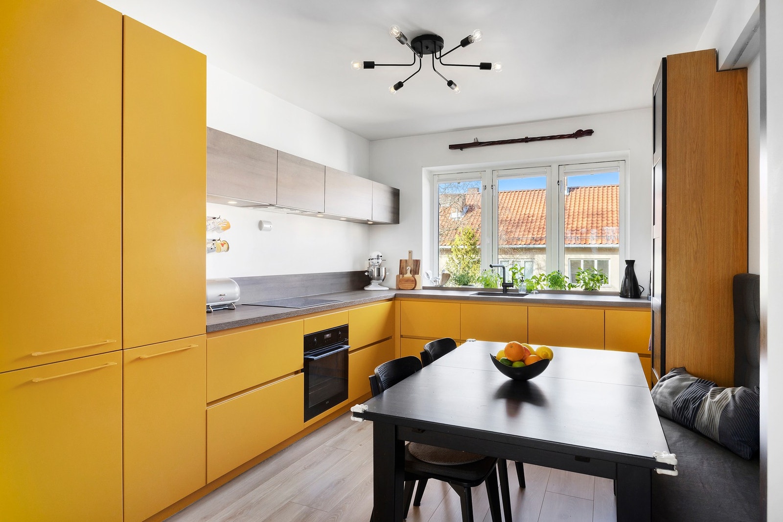 Kjøkkenet ble pusset opp i 2020 og ligger i moderne, åpen løsning mot stuen Galleribilde